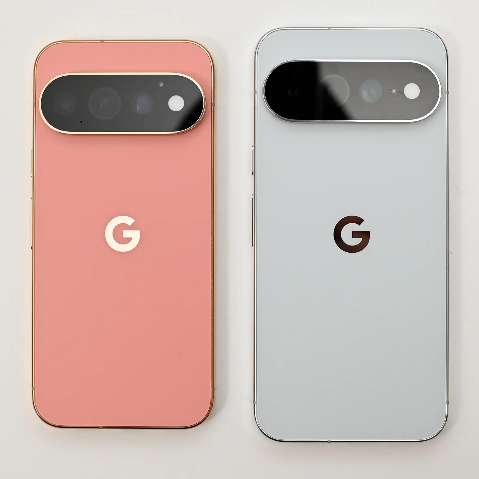 Pixel 11 Pro CanyonとPixel 11 Pro XL Fogの背面カラー比較