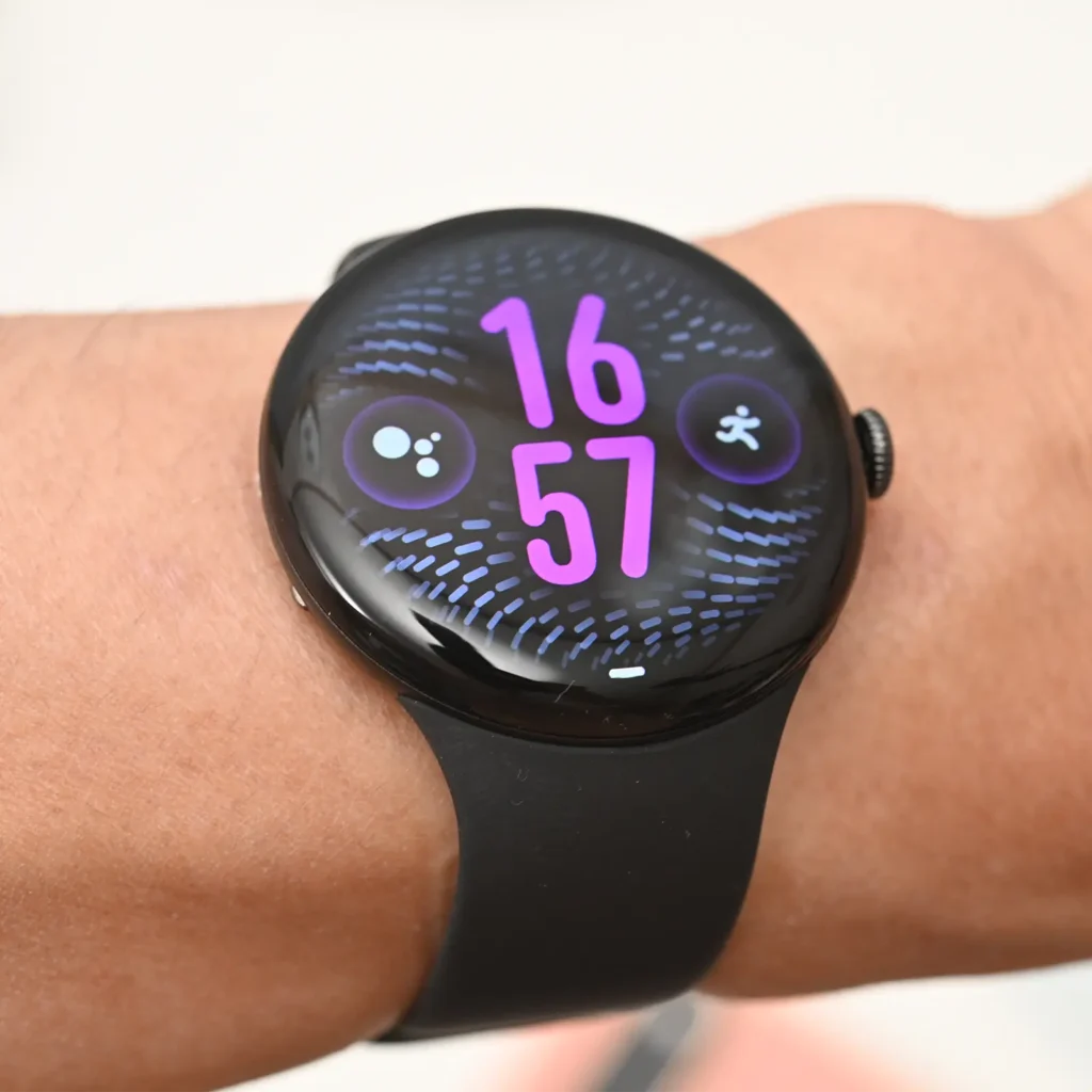 Pixel Watch 5 Black 45mmの装着写真
